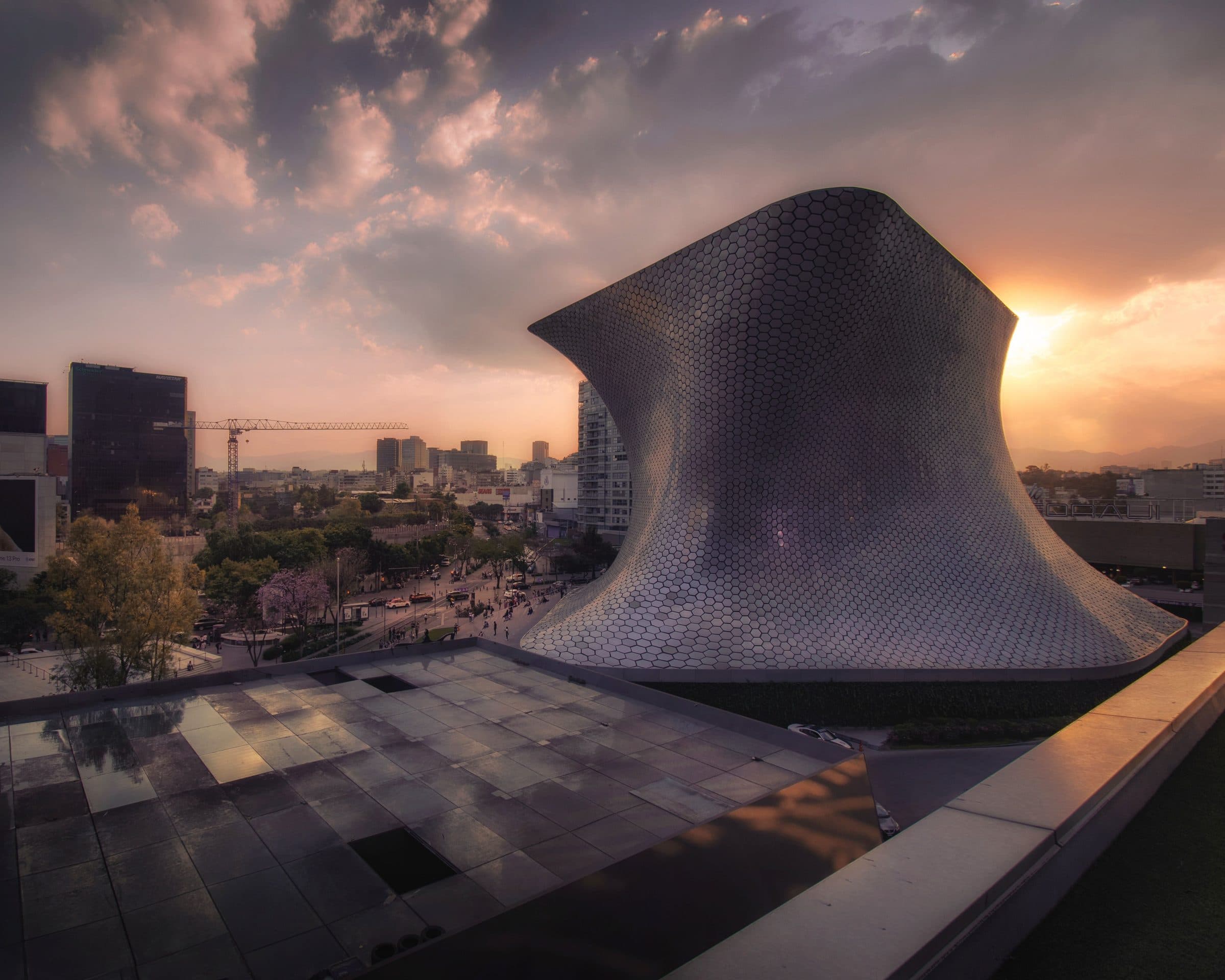Vista do Museu Soumaya e sua arquitetura moderna durante o pôr do sol na Cidade do México