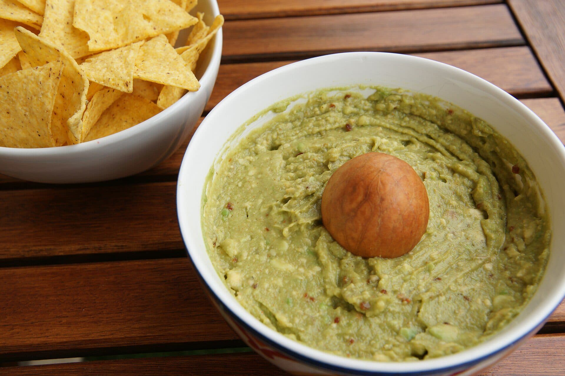 Porção de guacamole tradicional servida em uma tigela