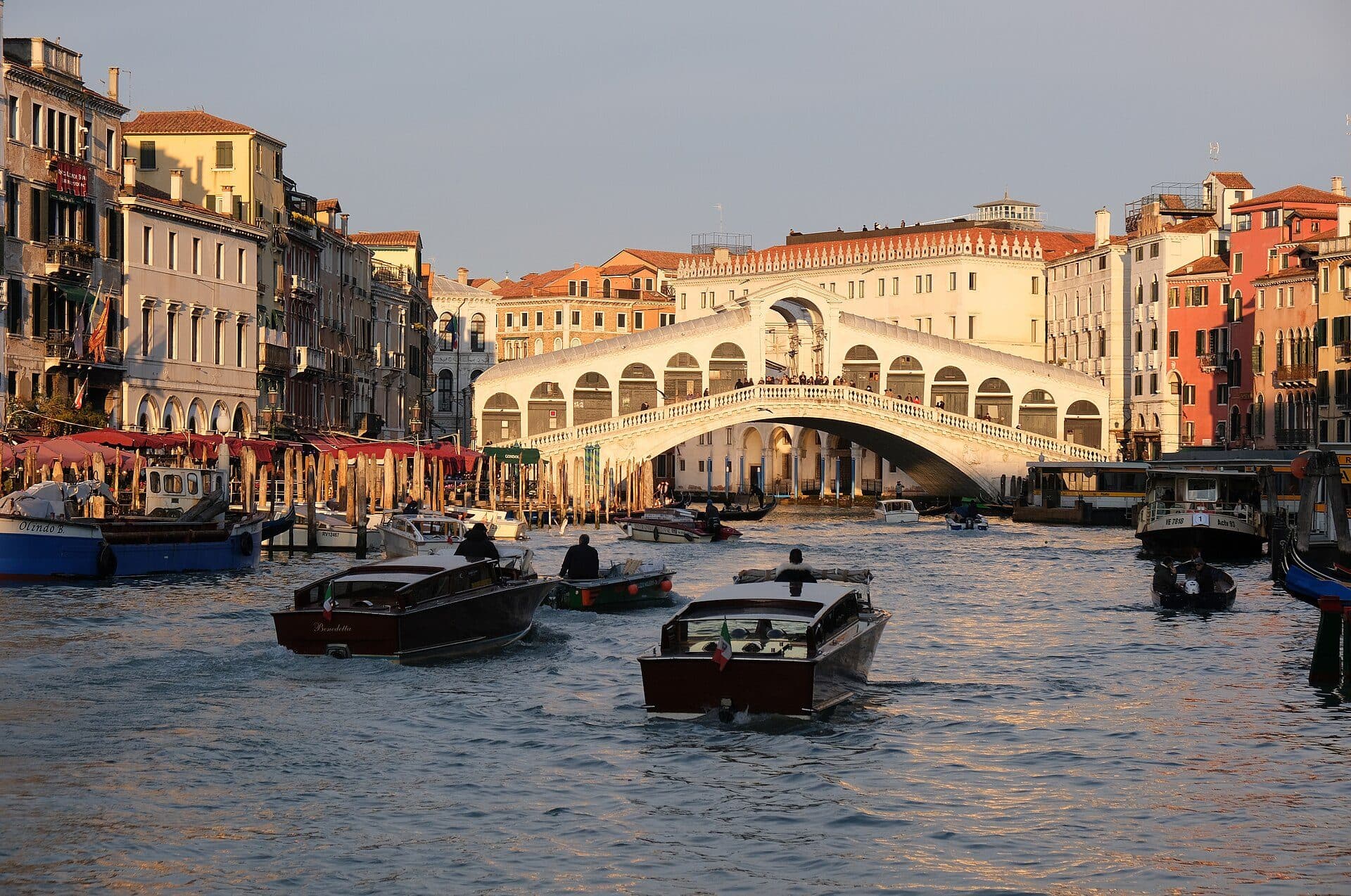Vista da Ponte di Rialto cruzando o canal em Veneza