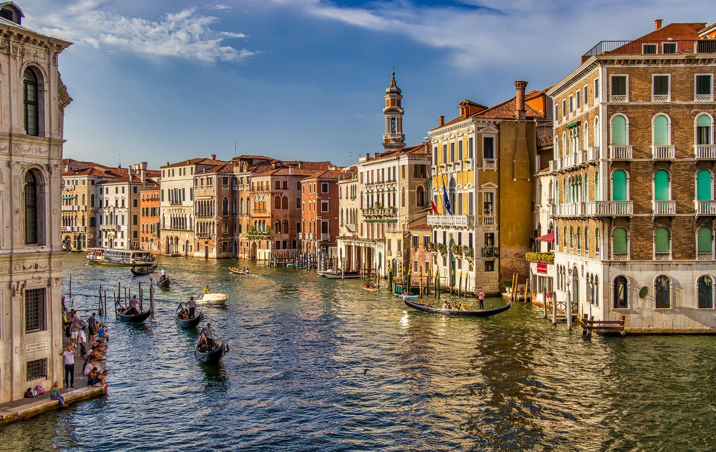 Gôndolas no Grand Canal cercadas por edifícios históricos em Veneza
