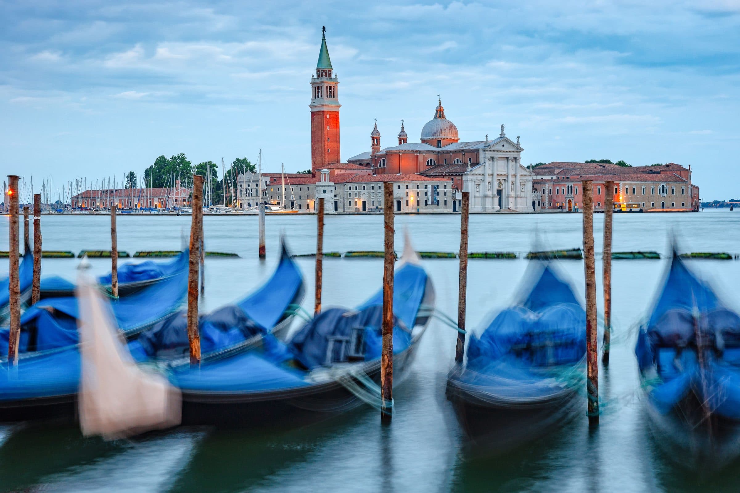 Gôndolas no canal com vista para San Giorgio Maggiore em Veneza
