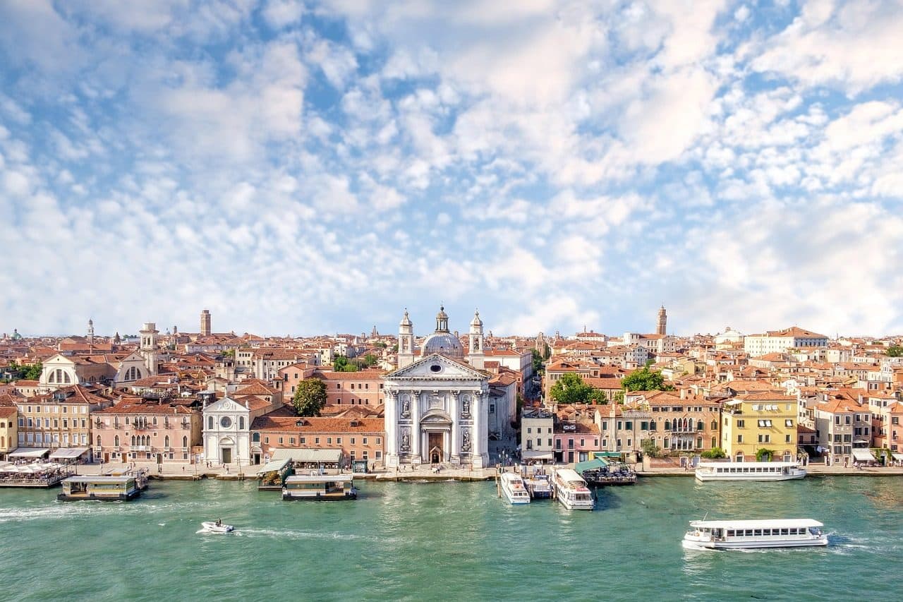 Barcos e edifícios históricos ao longo de um canal em Veneza, na Itália