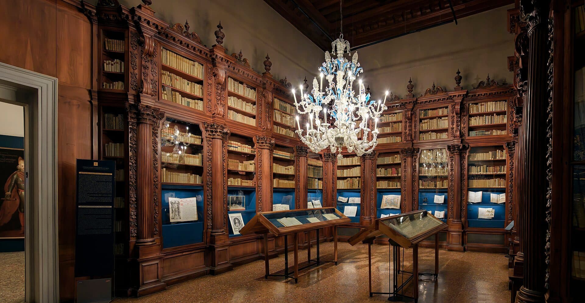 Vista do interior da biblioteca do Museo Correr em Veneza