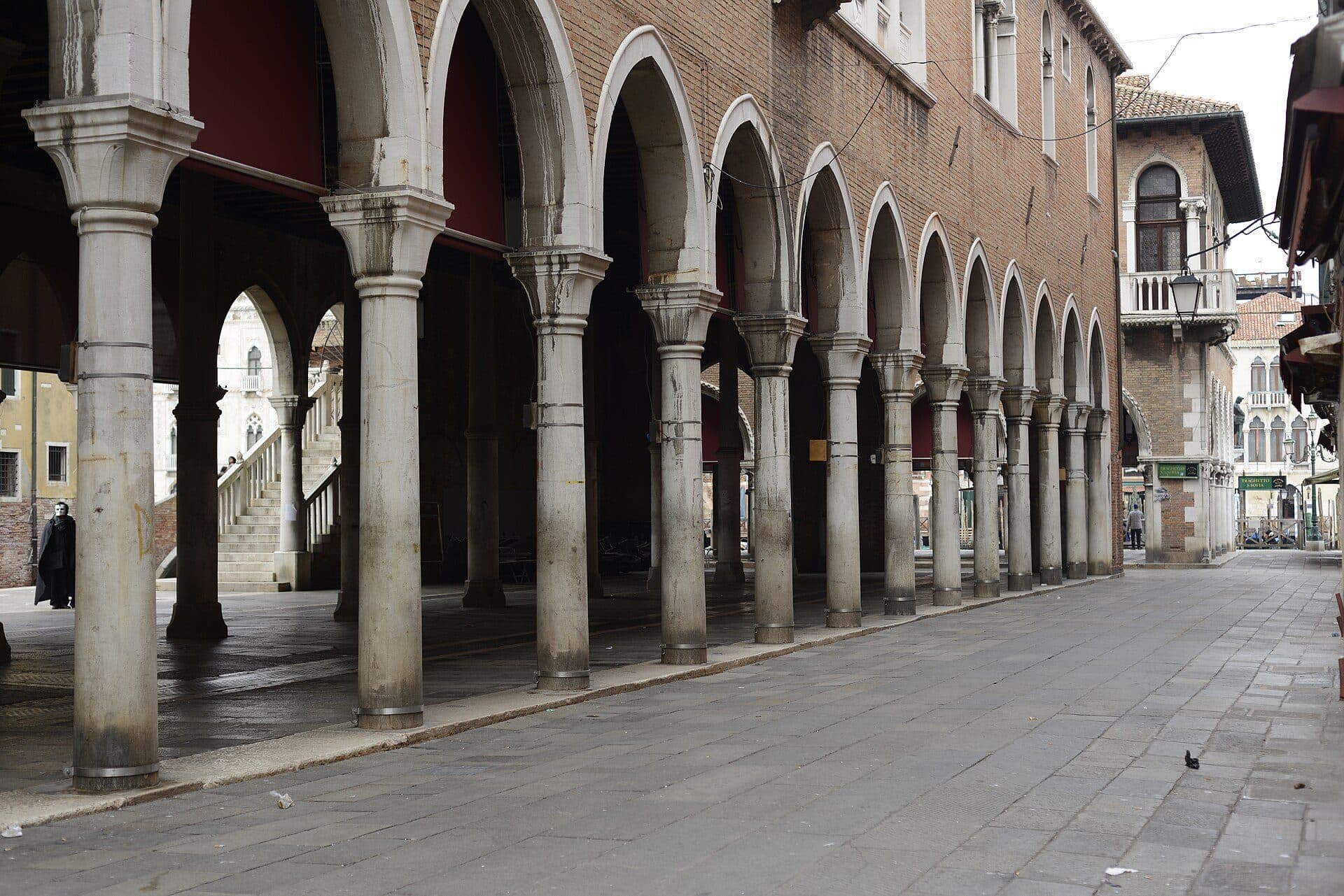 Vista das bancas de produtos no Mercati di Rialto em Veneza