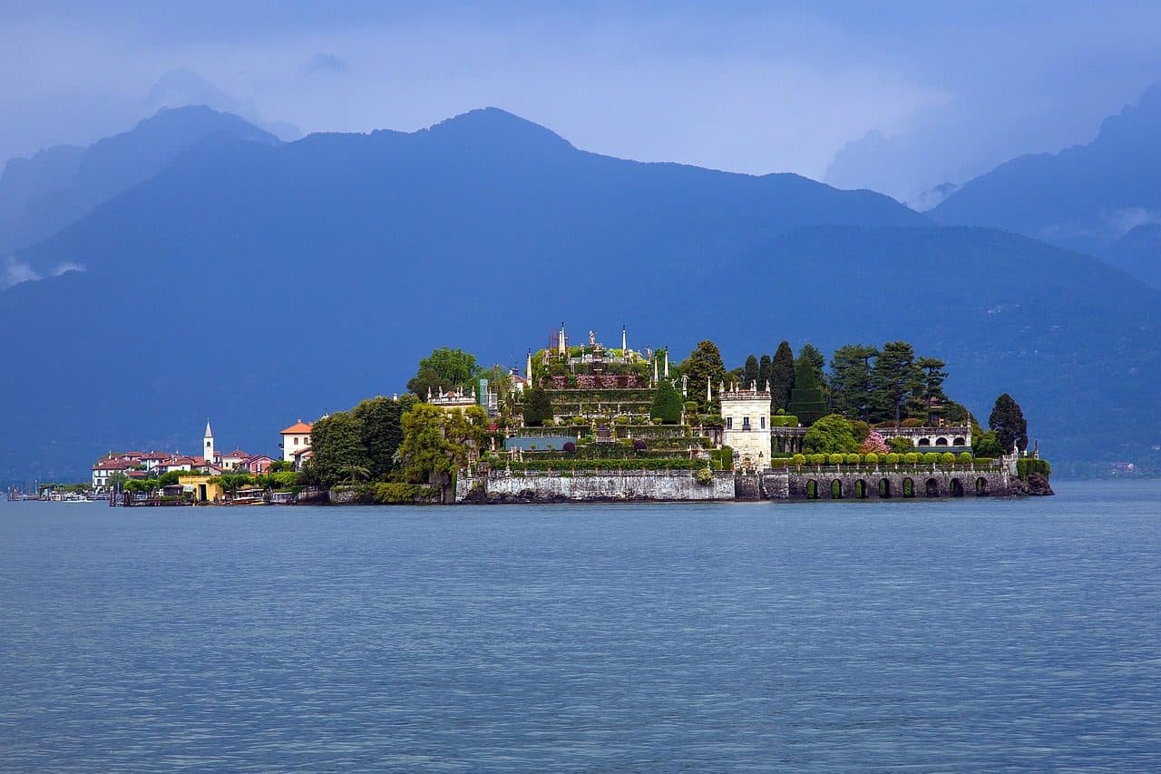 Vista da Isola Bella no Lago Maggiore na Itália durante a hora azul