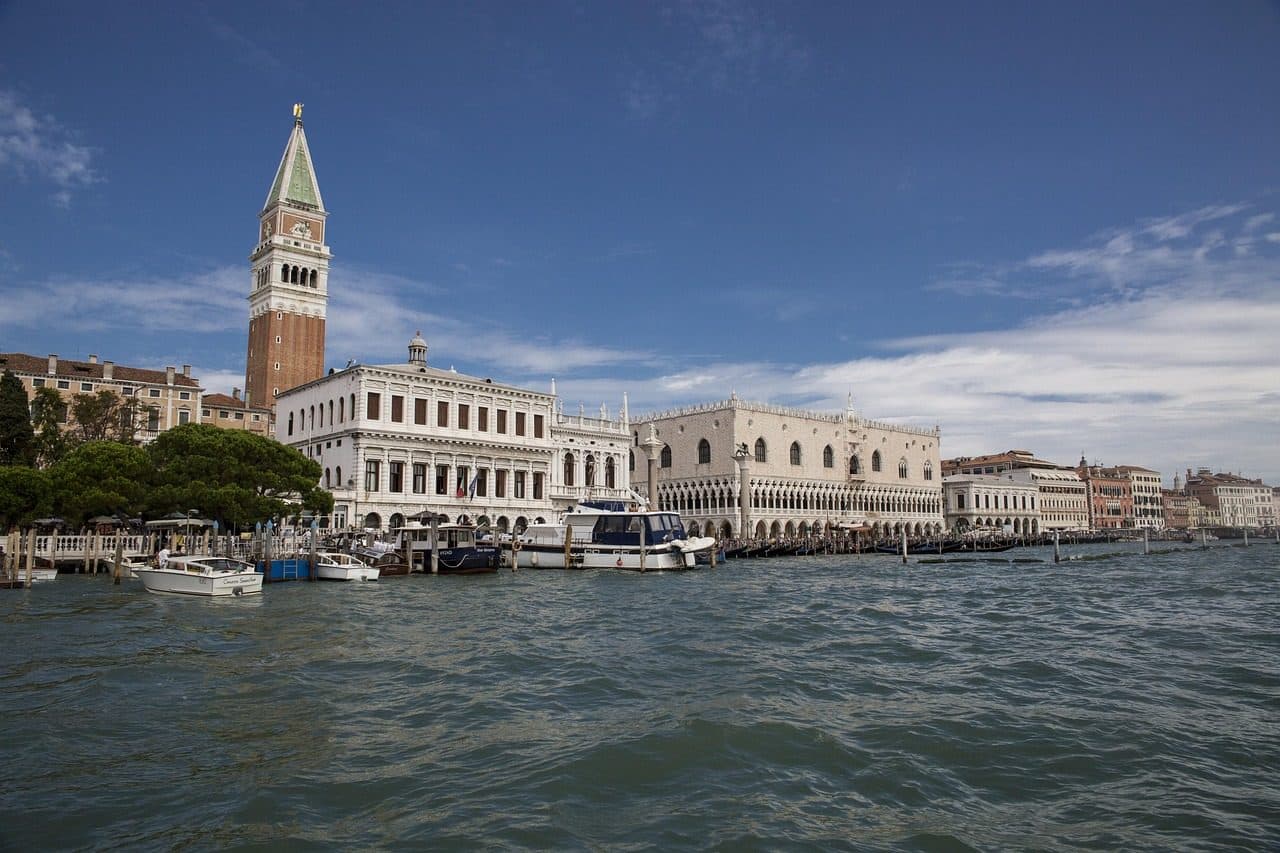 Vista de um canal em Veneza com barcos e edifícios históricos à beira da água