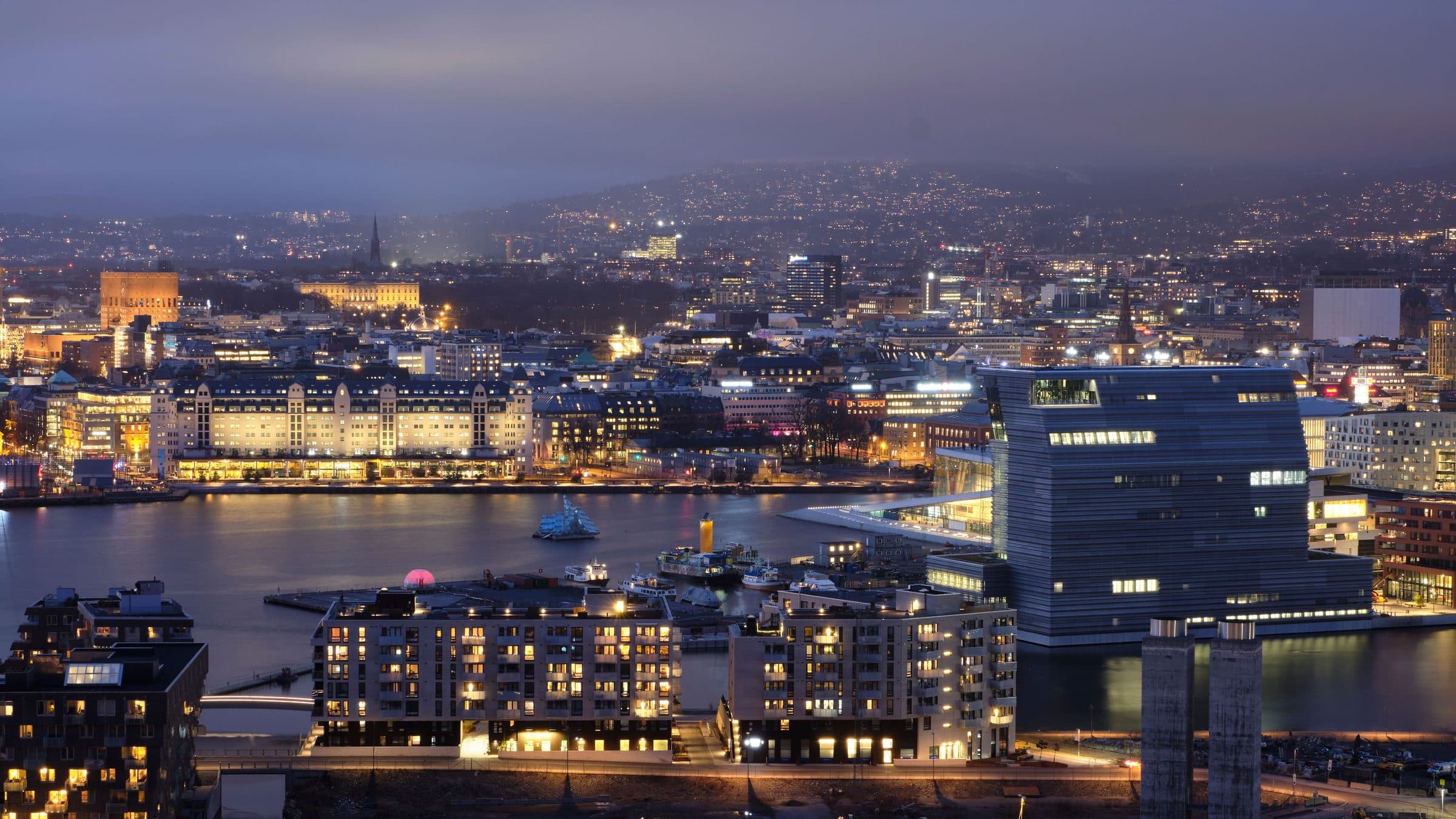 Skyline de Oslo iluminado pelas luzes da cidade durante o anoitecer na Noruega