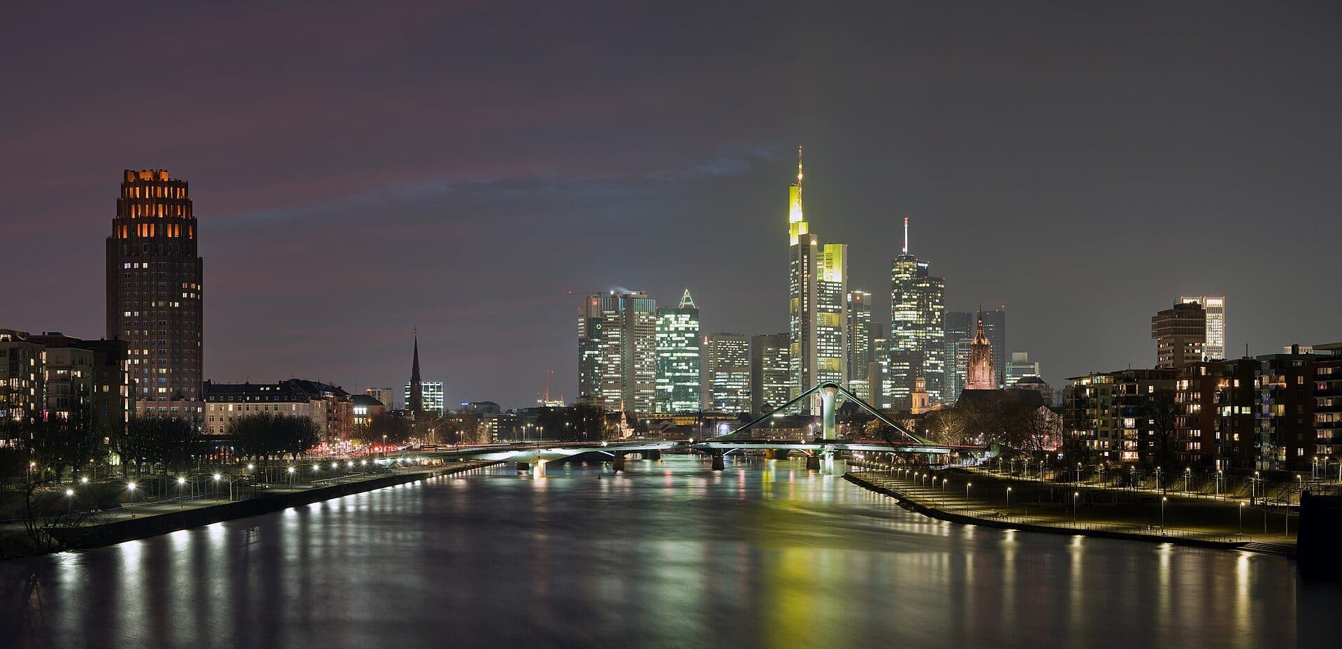 Vista panorâmica de Frankfurt am Main a partir da ponte Deutschherrnbrücke no início da noite