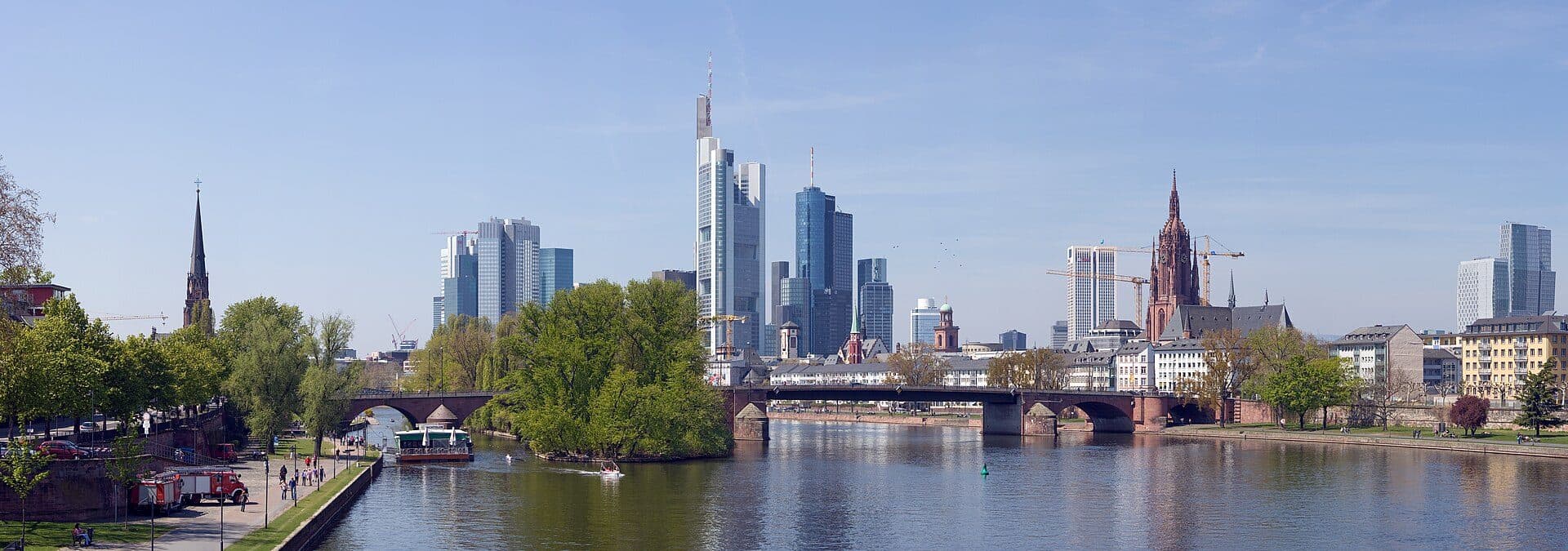 Vista panorâmica de Frankfurt am Main a partir da ponte Ignatz-Bubis-Brücke