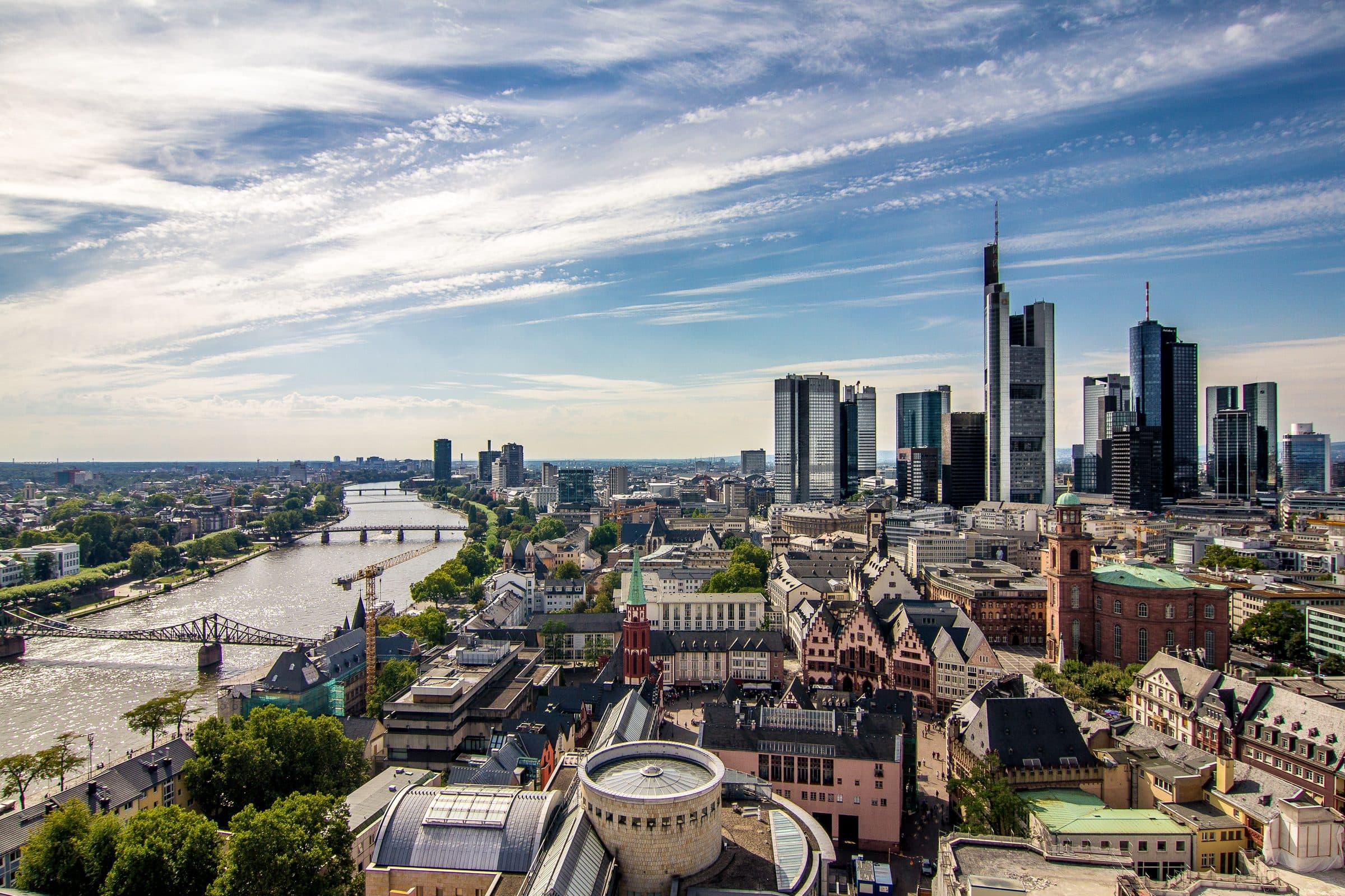 Vista aérea de Frankfurt am Main com seus prédios modernos e o rio Main