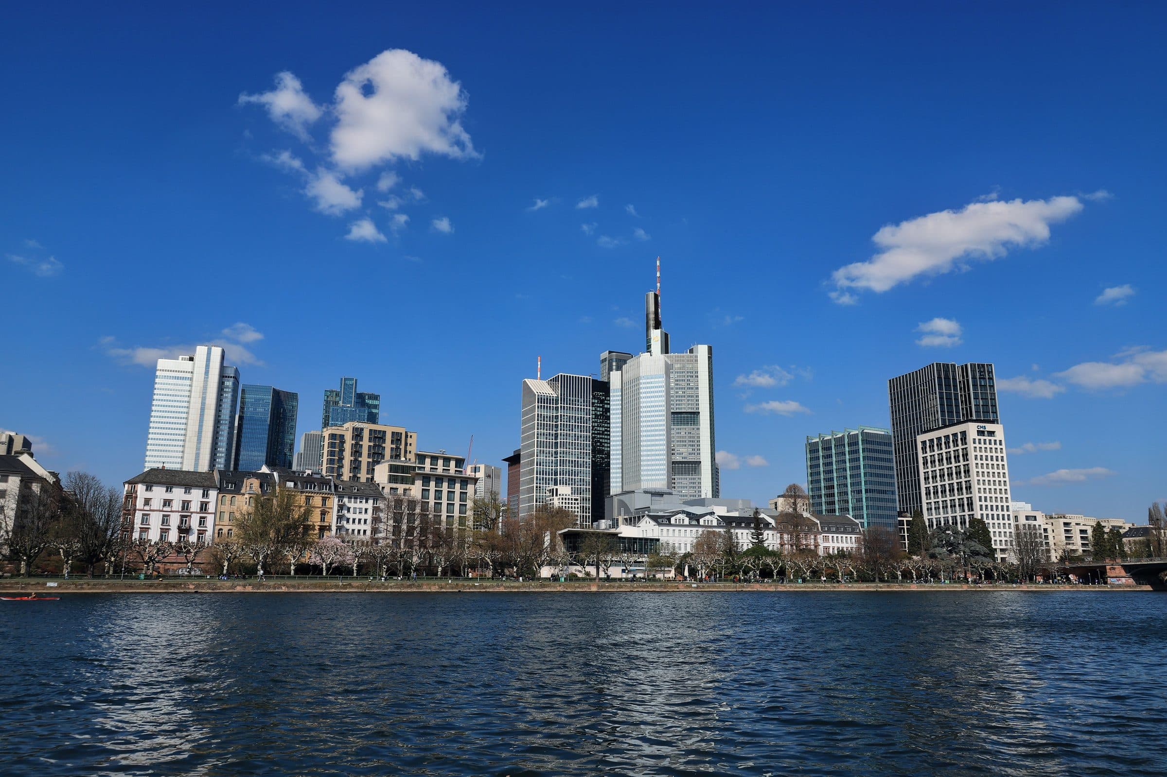 Arranha-céus de Frankfurt refletidos no Rio Main sob céu azul