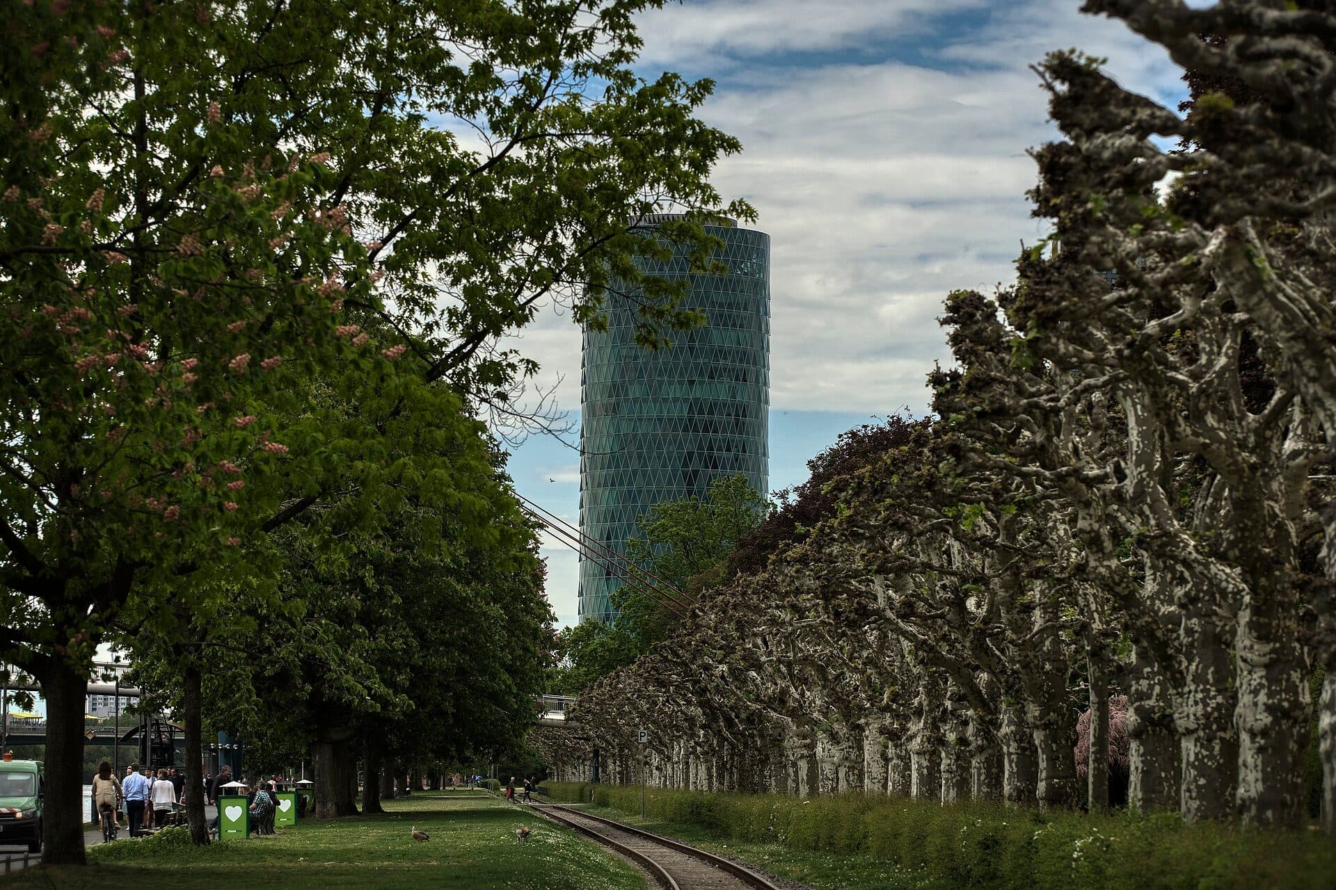 Parque Nizza em Frankfurt com vista para o Westhafen Tower