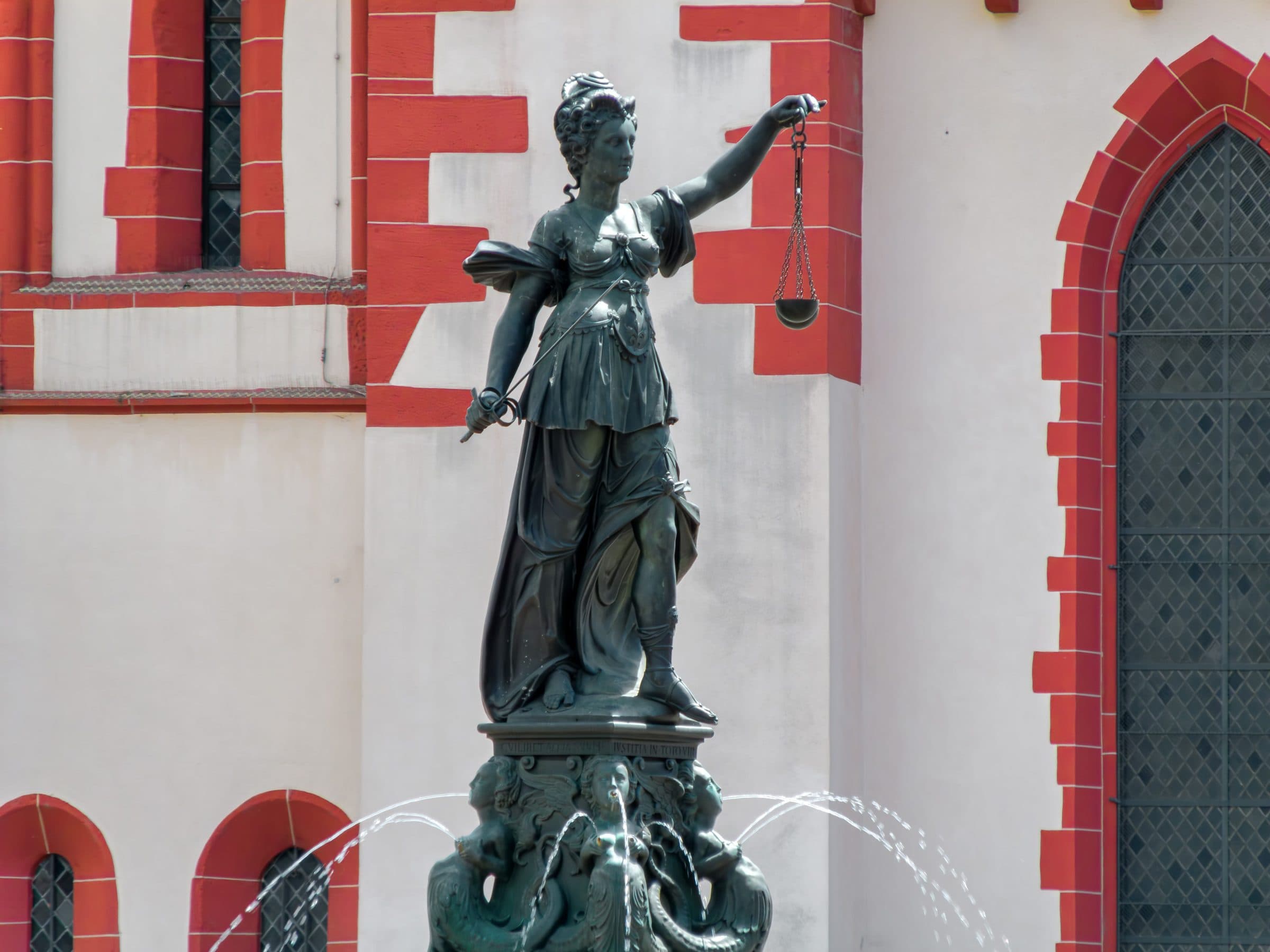 Vista detalhada da escultura da Fonte da Justiça em Frankfurt, na Alemanha