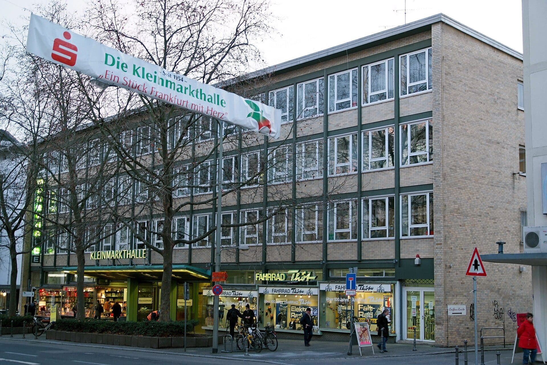 Fachada leste do mercado Kleinmarkthalle em Frankfurt com árvores sem folhas