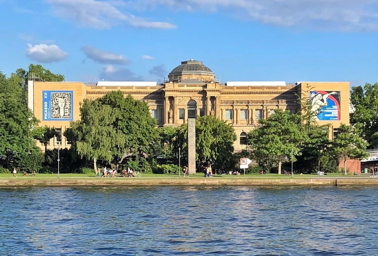 Vista externa da fachada do Städel Museum em Frankfurt am Main