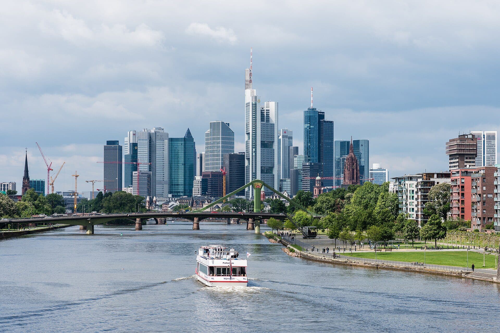 Vista dos arranha-céus de Frankfurt às margens do rio Meno