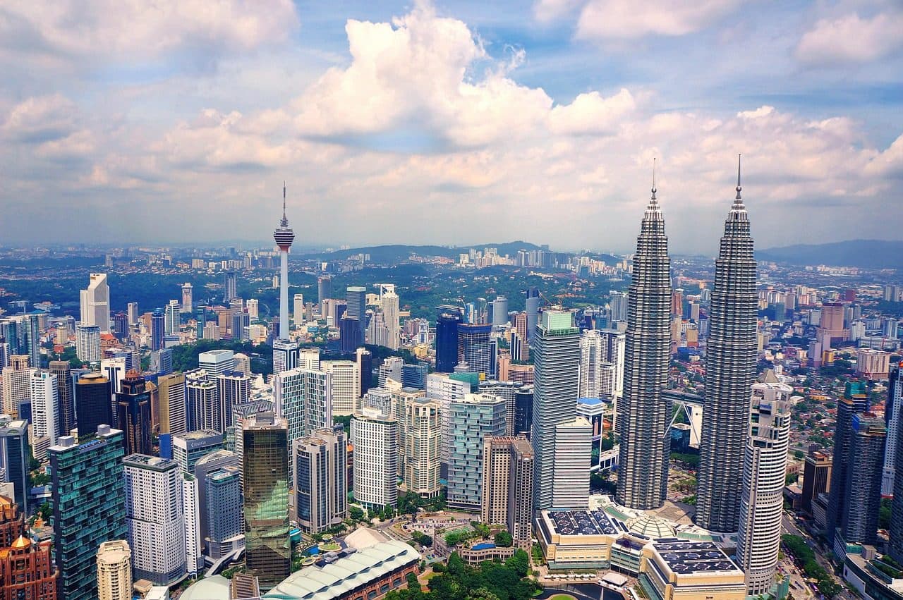 Vista panorâmica da paisagem urbana de Kuala Lumpur com vários arranha-céus