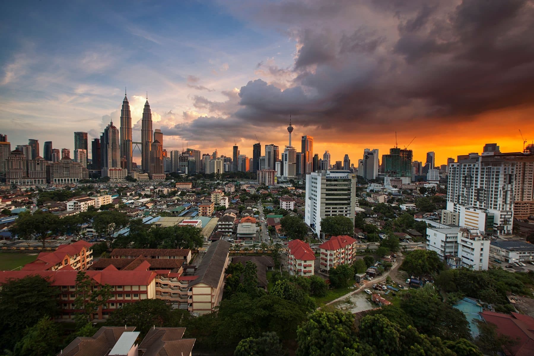 Horizonte de Kuala Lumpur ao pôr do sol com as Petronas Towers