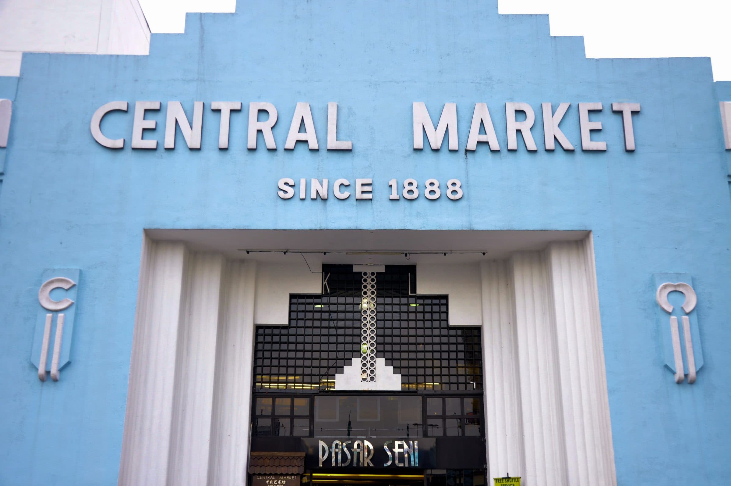 Fachada azul em estilo art déco do Central Market em Kuala Lumpur