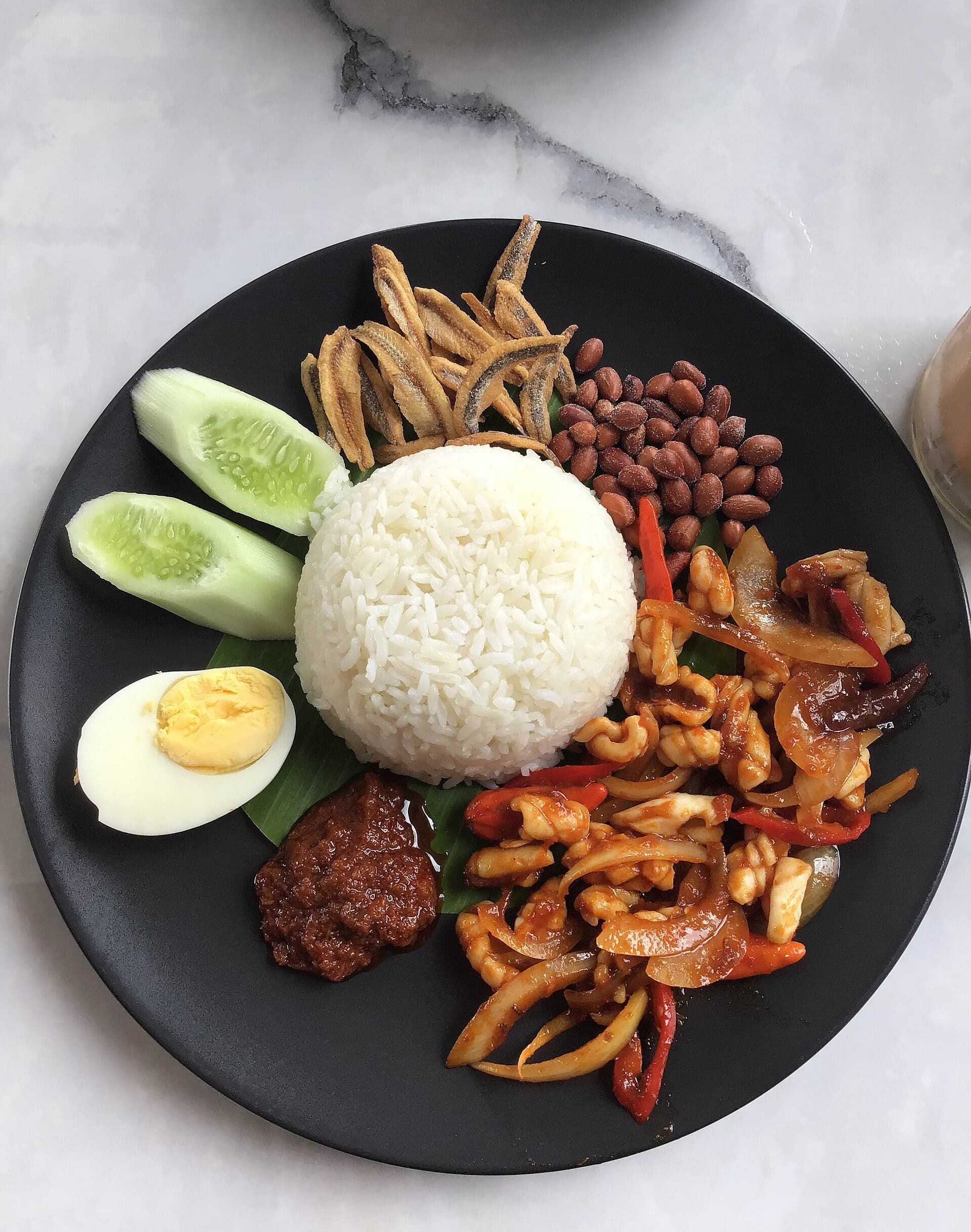 Prato de Nasi Lemak servido com lula apimentada no Penang Summer Restaurant