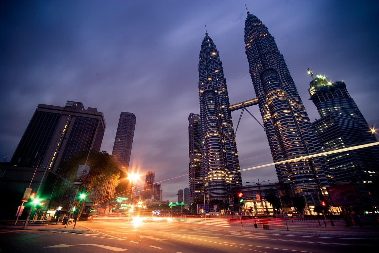 Petronas Twin Towers iluminadas à noite em Kuala Lumpur, Malásia