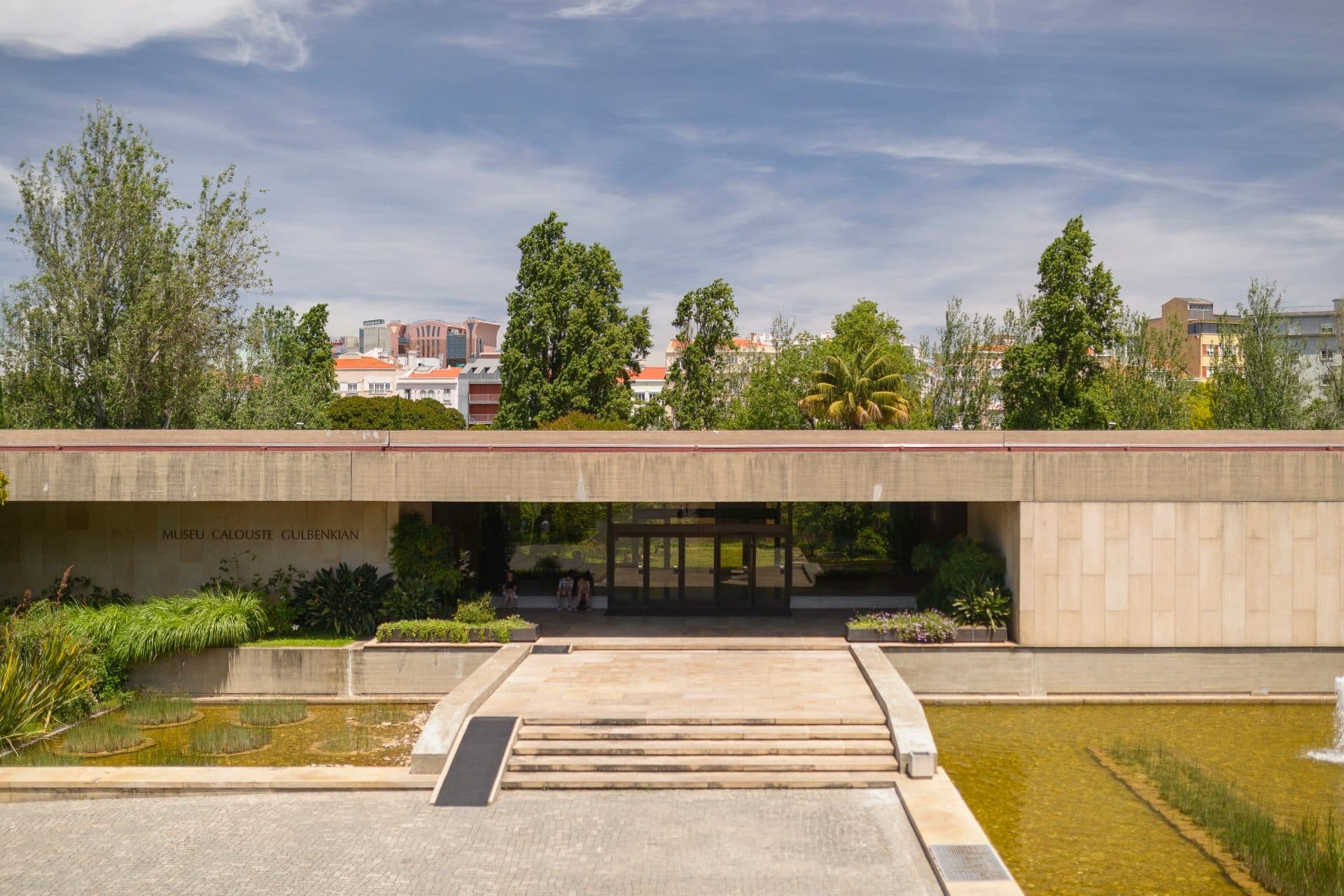 Vista da entrada principal do Museu Calouste Gulbenkian