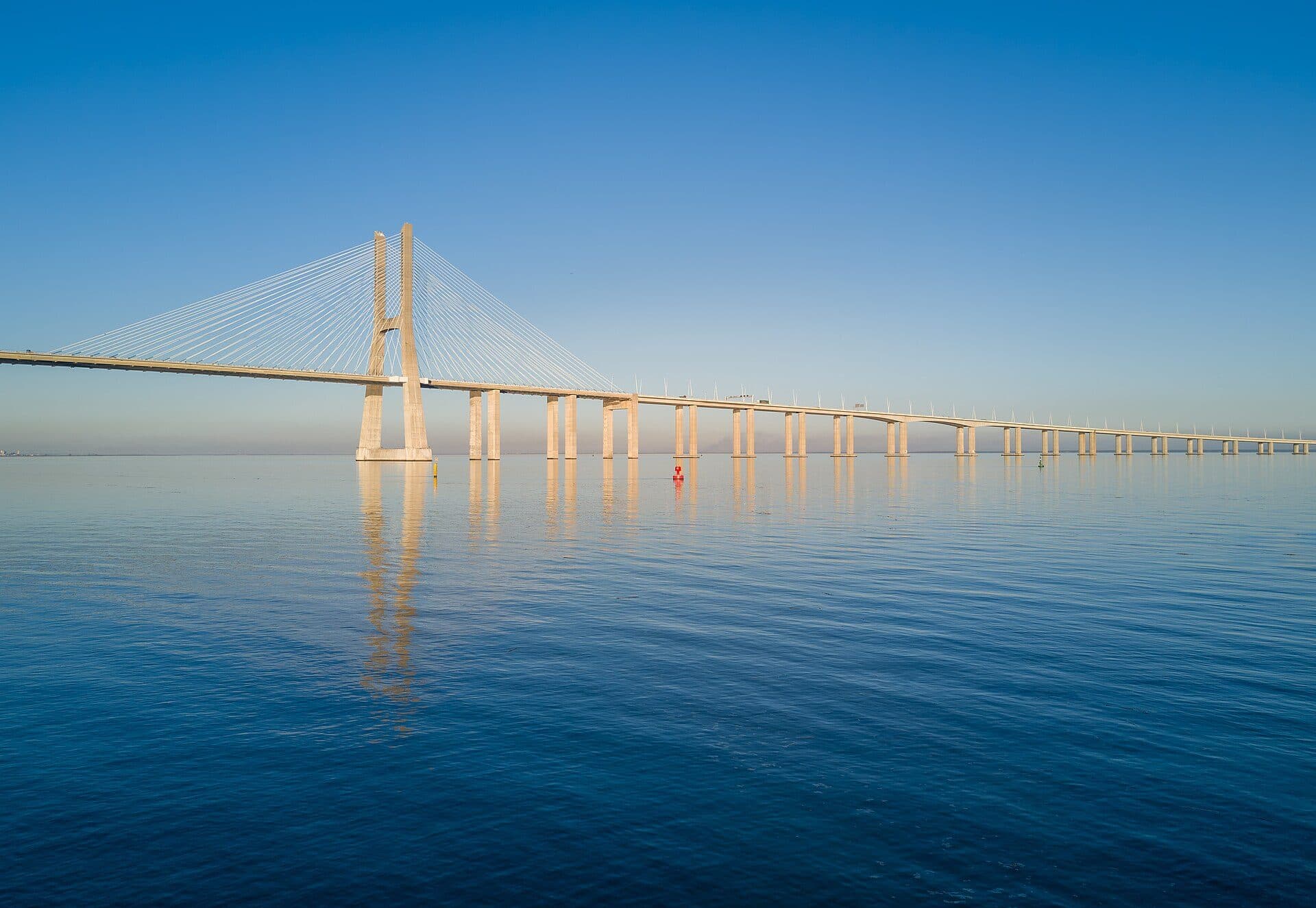 Vista da Ponte Vasco da Gama a partir do Parque das Nações em Lisboa