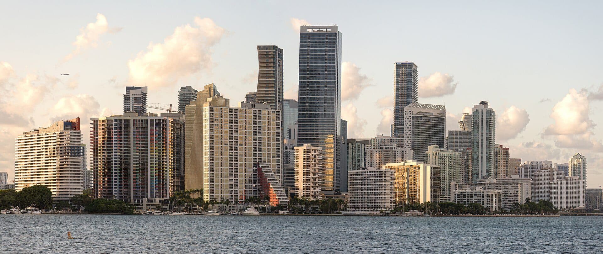Linha do horizonte com os arranha-céus da cidade de Miami, na Flórida