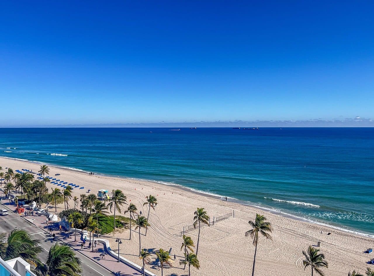 Praia tropical em Miami com faixa de areia e vista para o mar