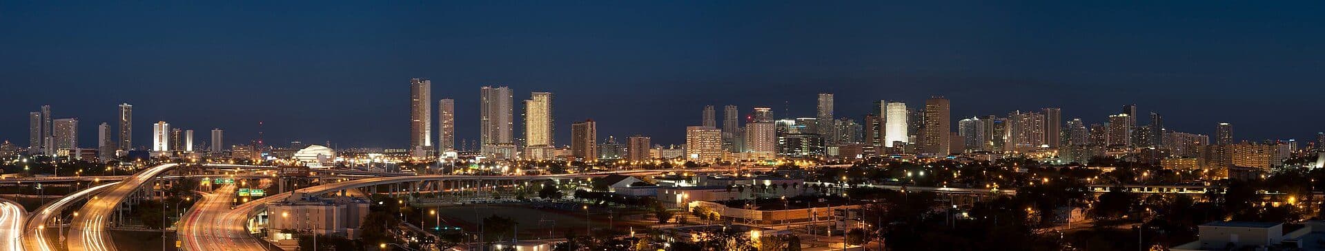 Vista panorâmica com os arranha-céus de Downtown Miami