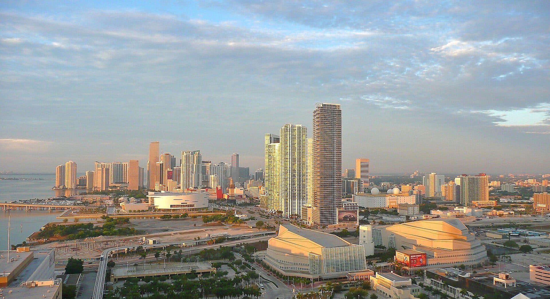 Vista dos prédios e arranha-céus do horizonte de Miami durante o verão