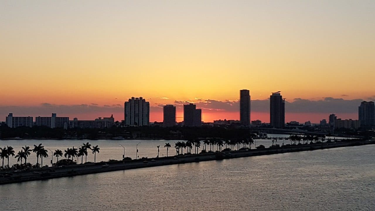 Nascer do sol na praia e skyline de Miami Beach na Flórida