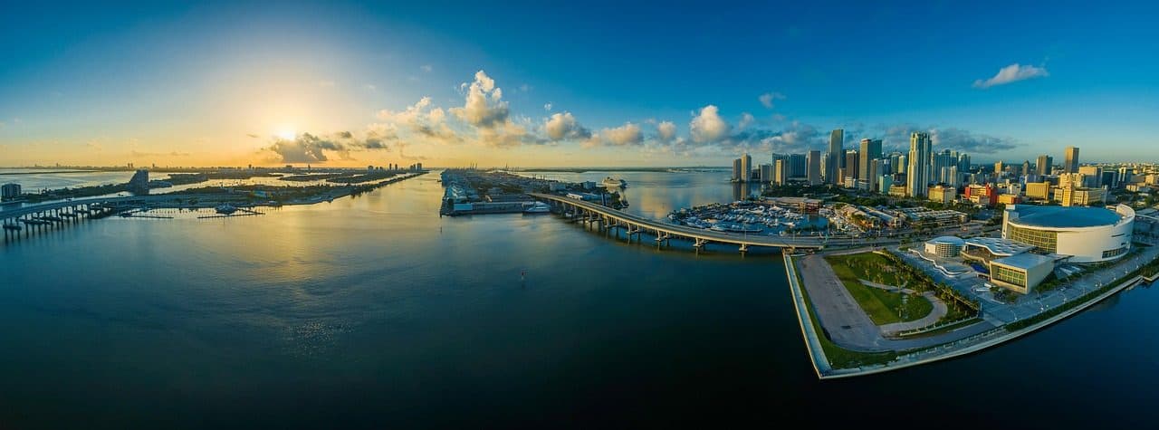 Vista panorâmica dos edifícios de Miami à beira-mar durante o pôr do sol