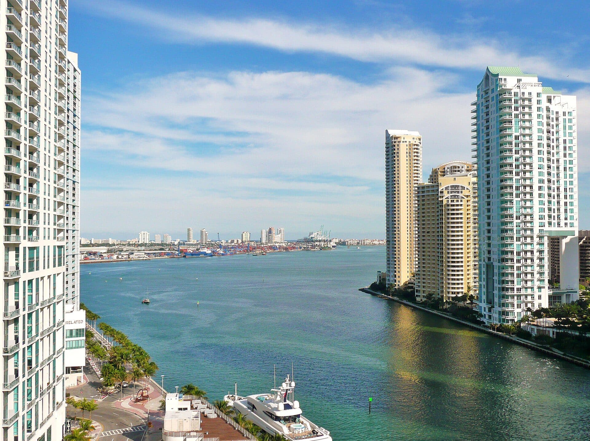Vista da foz do Rio Miami desaguando na costa