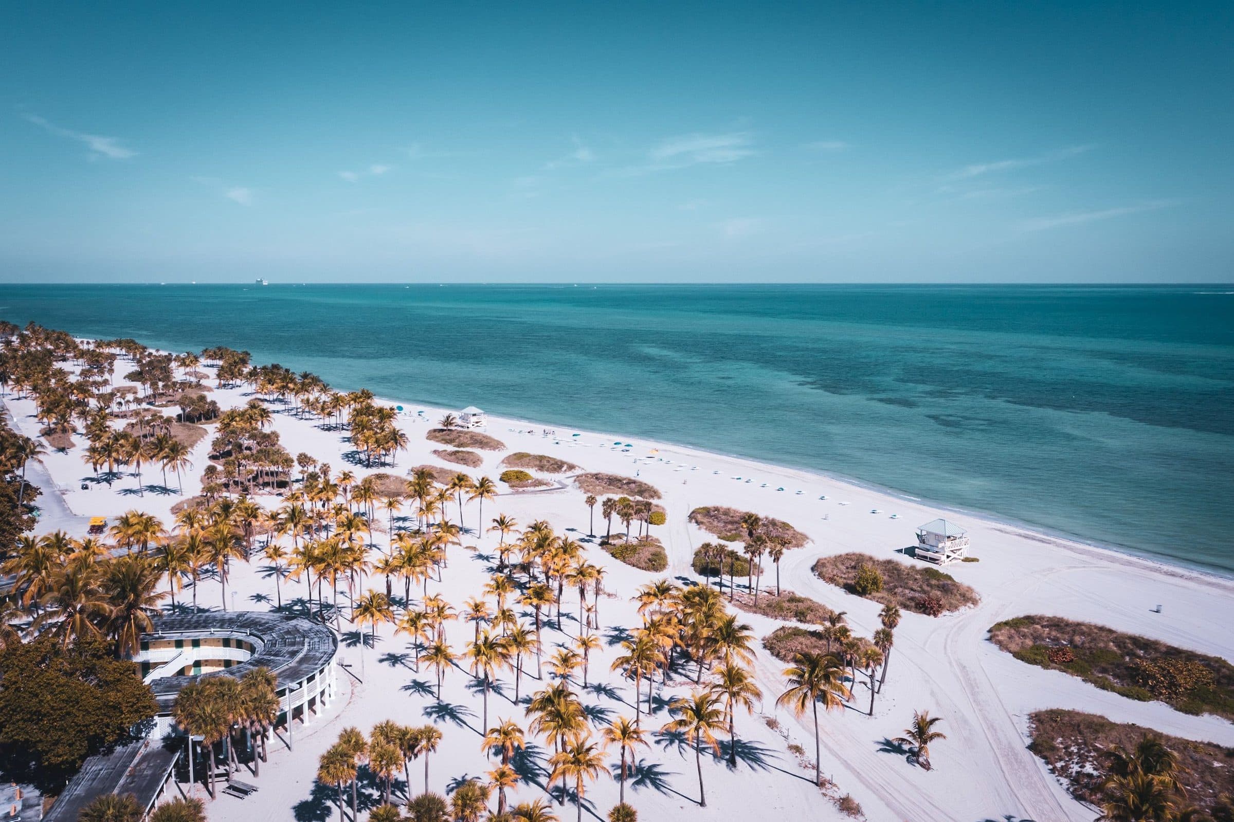 Praia ensolarada cercada por palmeiras em Key Biscayne, Flórida