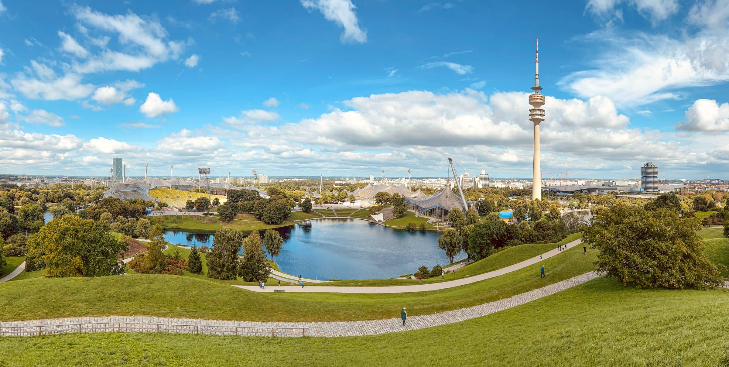 Vista do Olympiapark e da Olympic Tower em Munique em um dia ensolarado