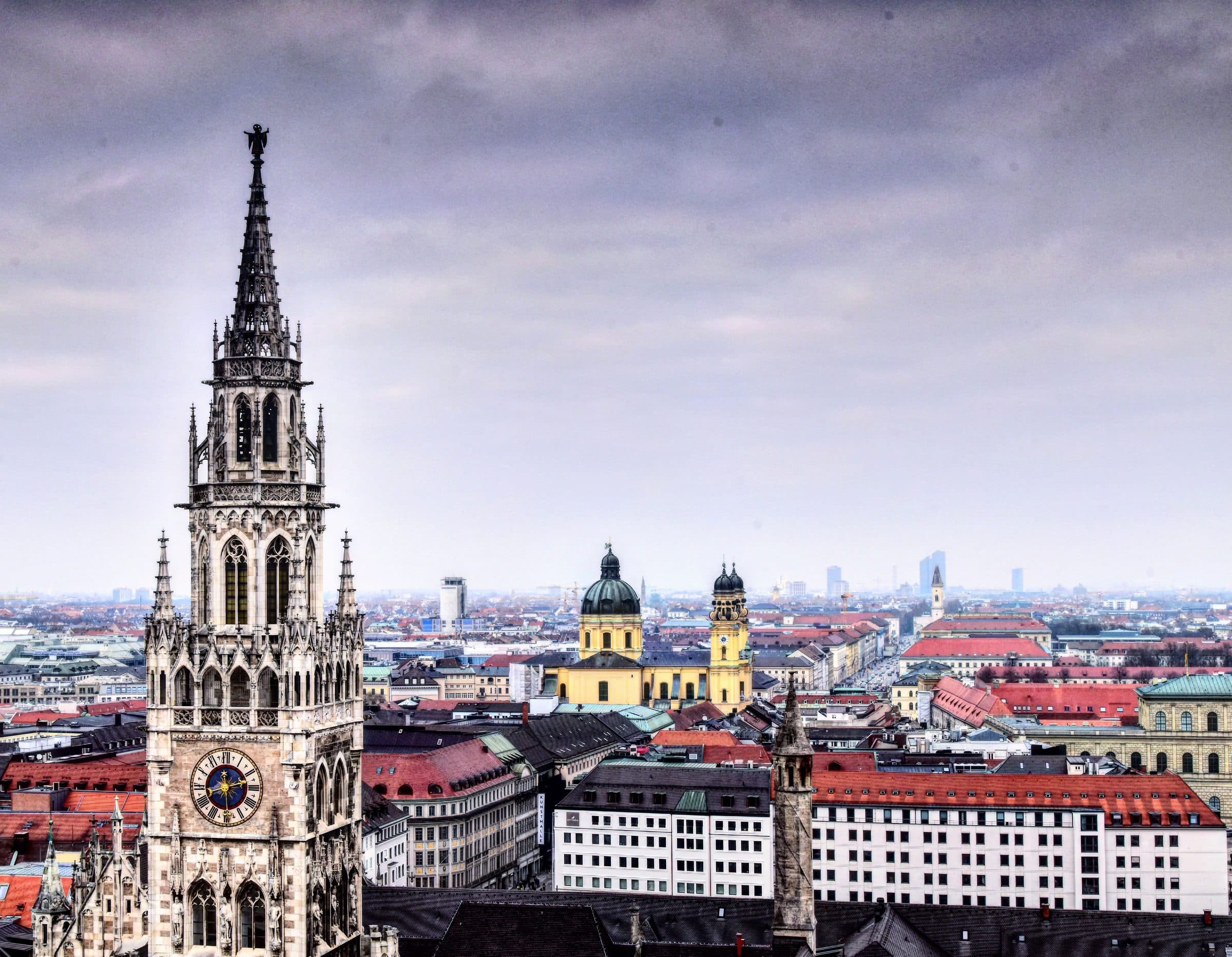 Vista panorâmica de Munique com torre do relógio e edifícios históricos