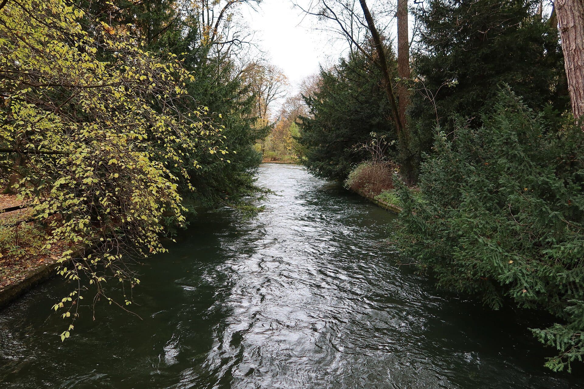 Vista do rio Eisbach em novembro de 2022