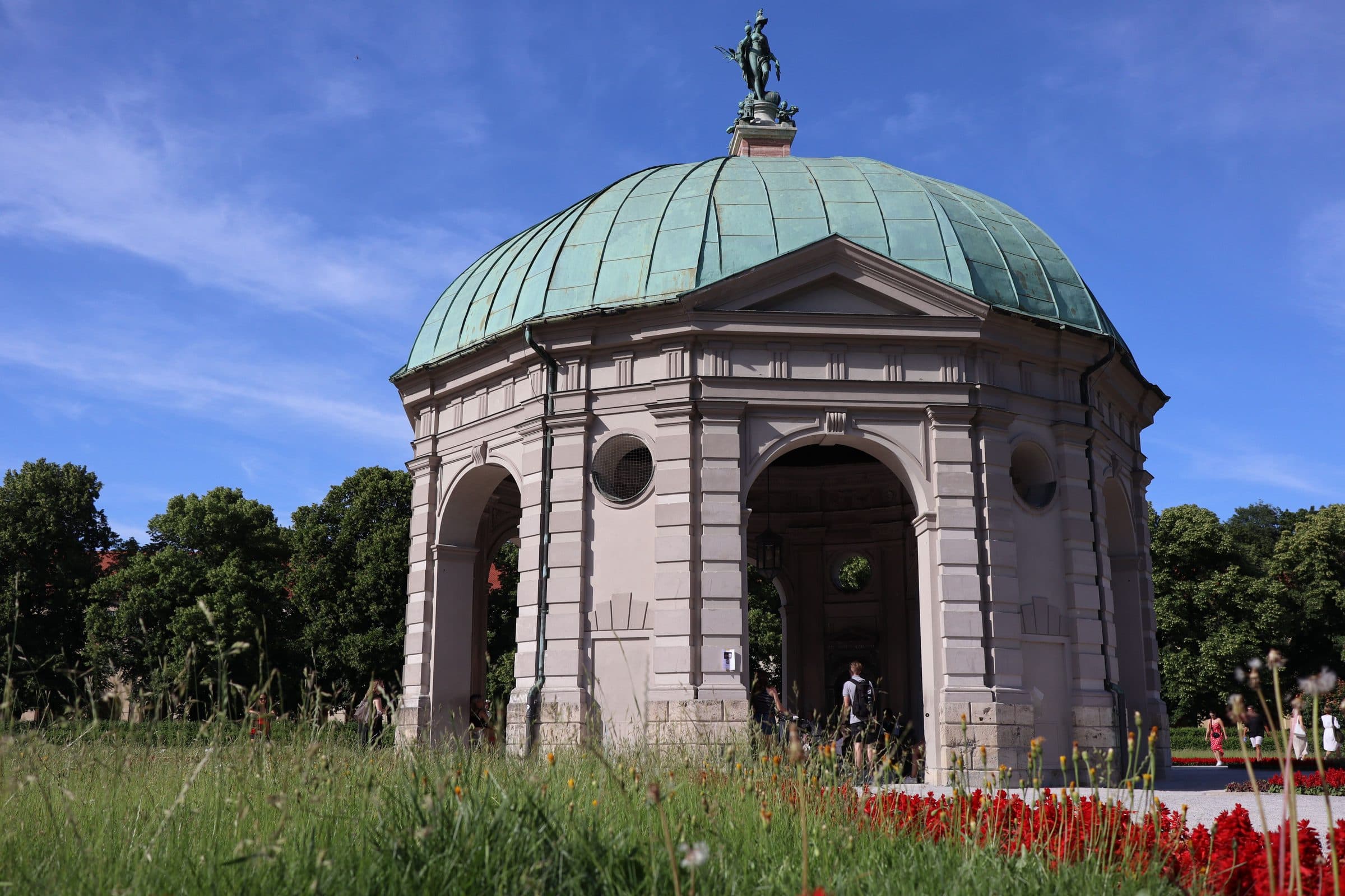 Vista do Templo de Diana no Hofgarten em Munique sob céu azul
