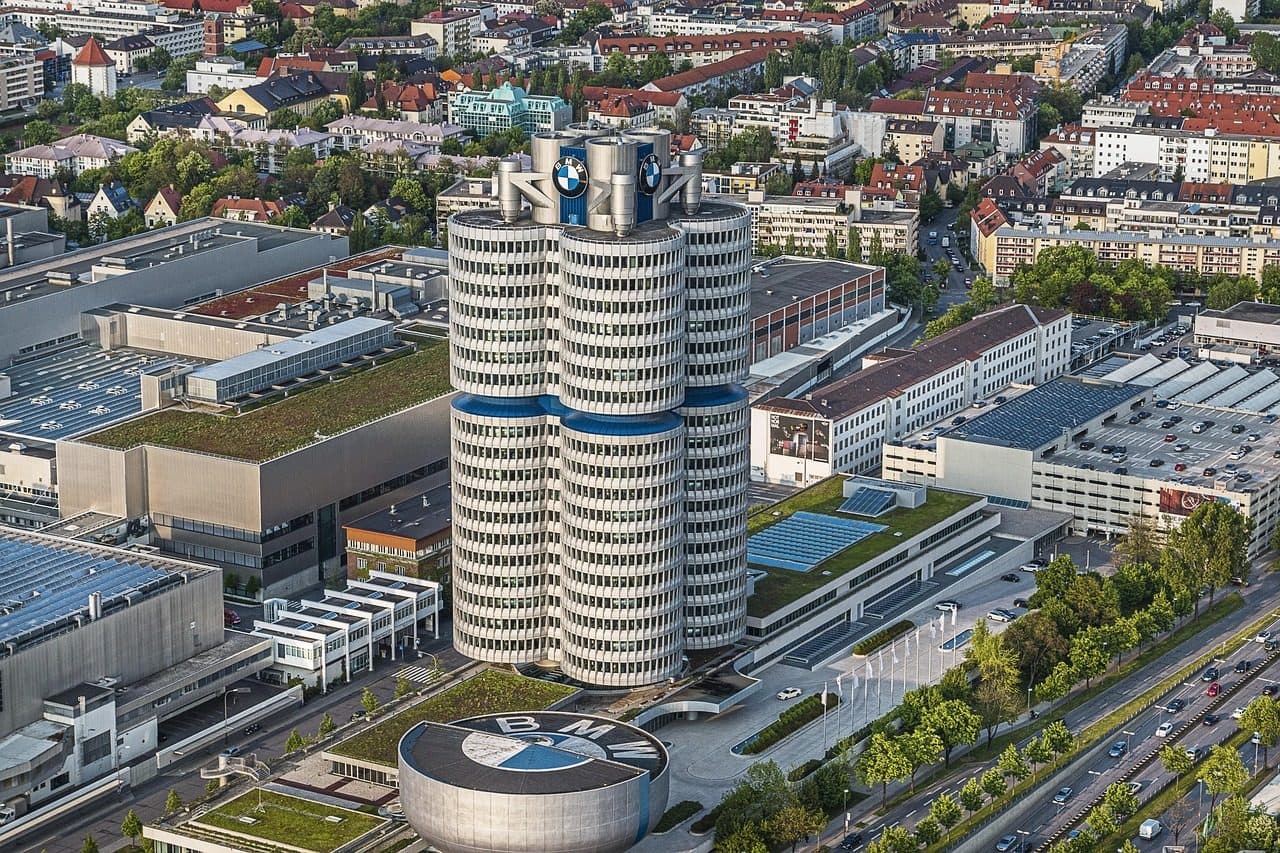 Vista da arquitetura do BMW Museum e do complexo BMW Welt em Munique