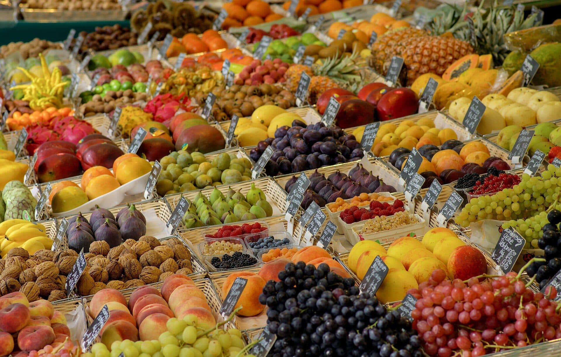 Barraca de frutas no mercado Viktualienmarkt em Munique