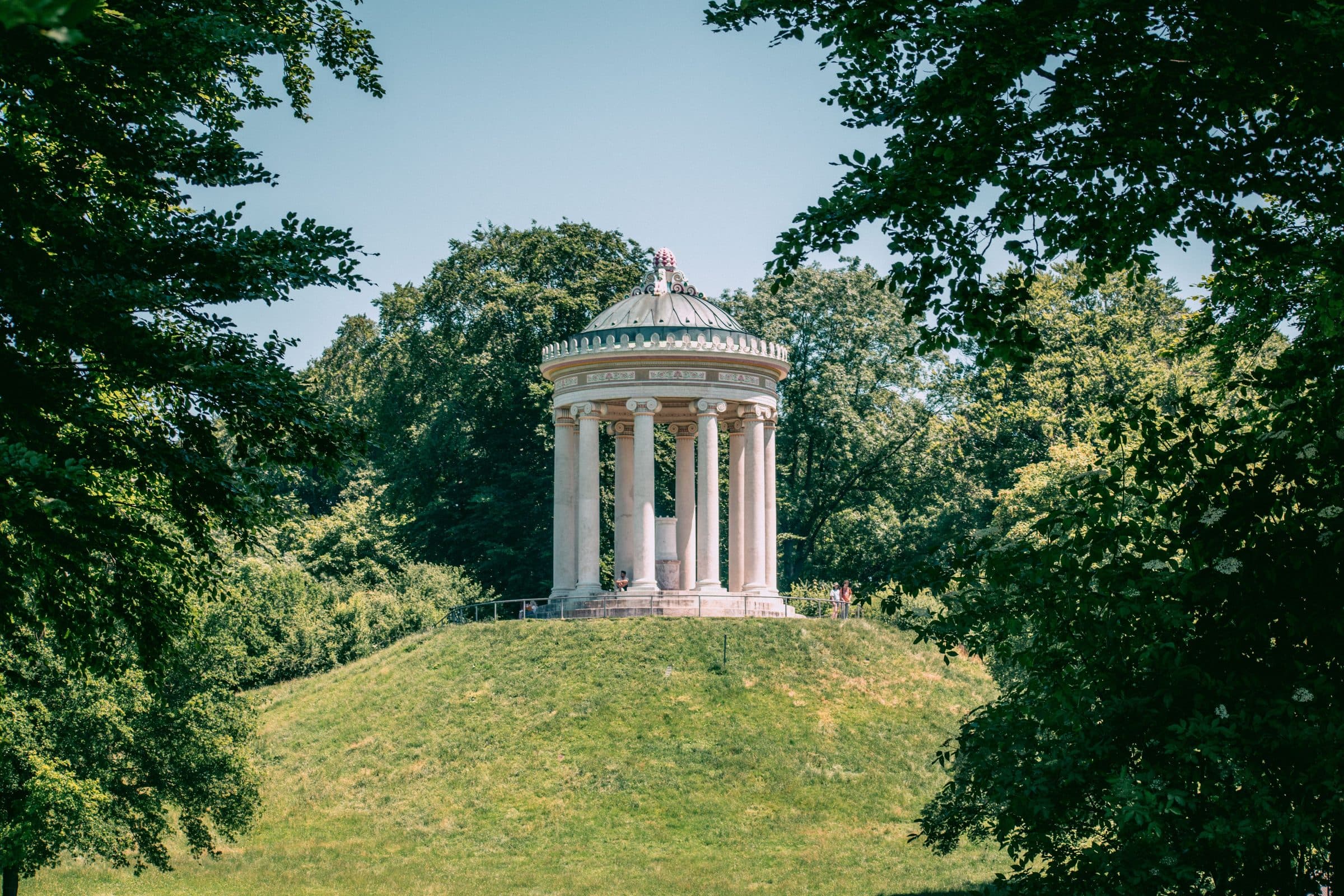 Monopteros cercado pela vegetação no Englischer Garten em Munique