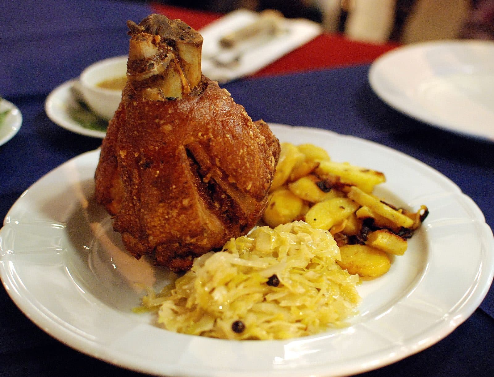 Prato com joelho de porco assado Schweinshaxe em Chiang Mai