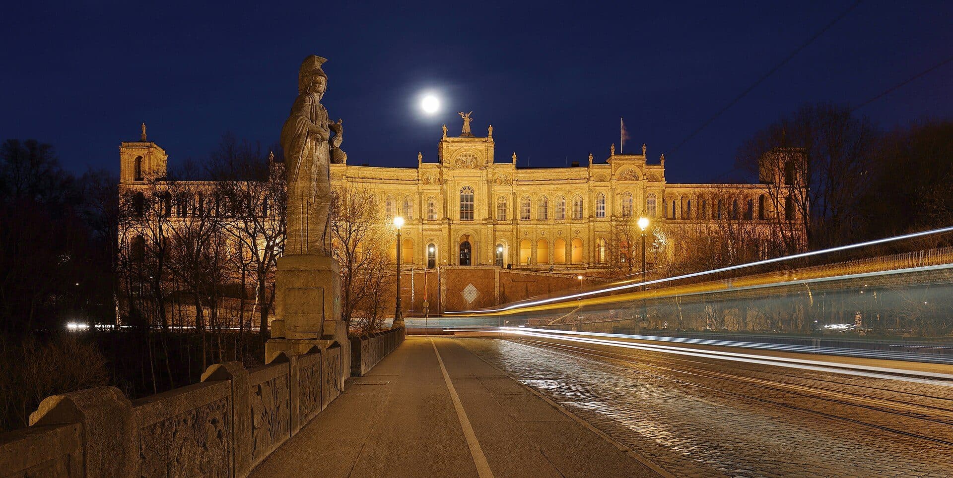 Vista noturna do edifício Maximilianeum iluminado em Munique