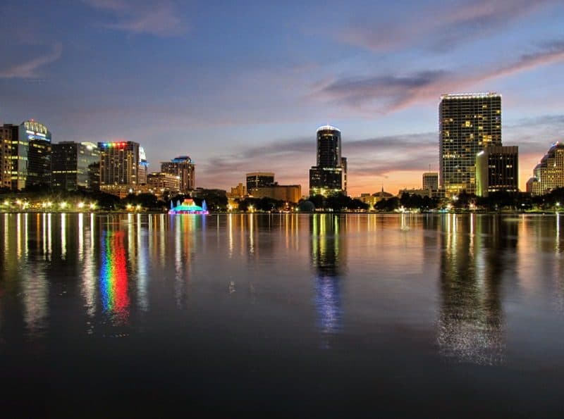 Vista da paisagem do Lake Eola Park em Orlando