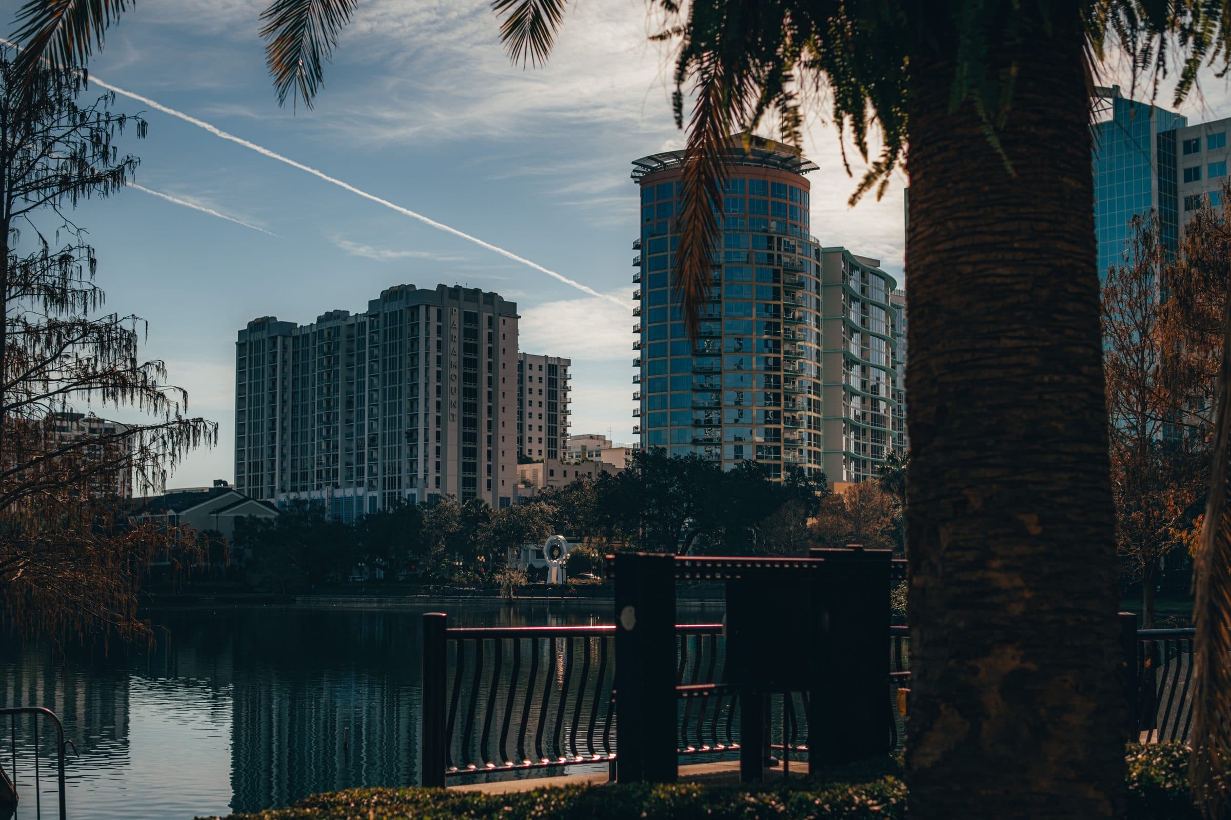 Edifícios modernos de Orlando refletidos em um lago cercado por árvores