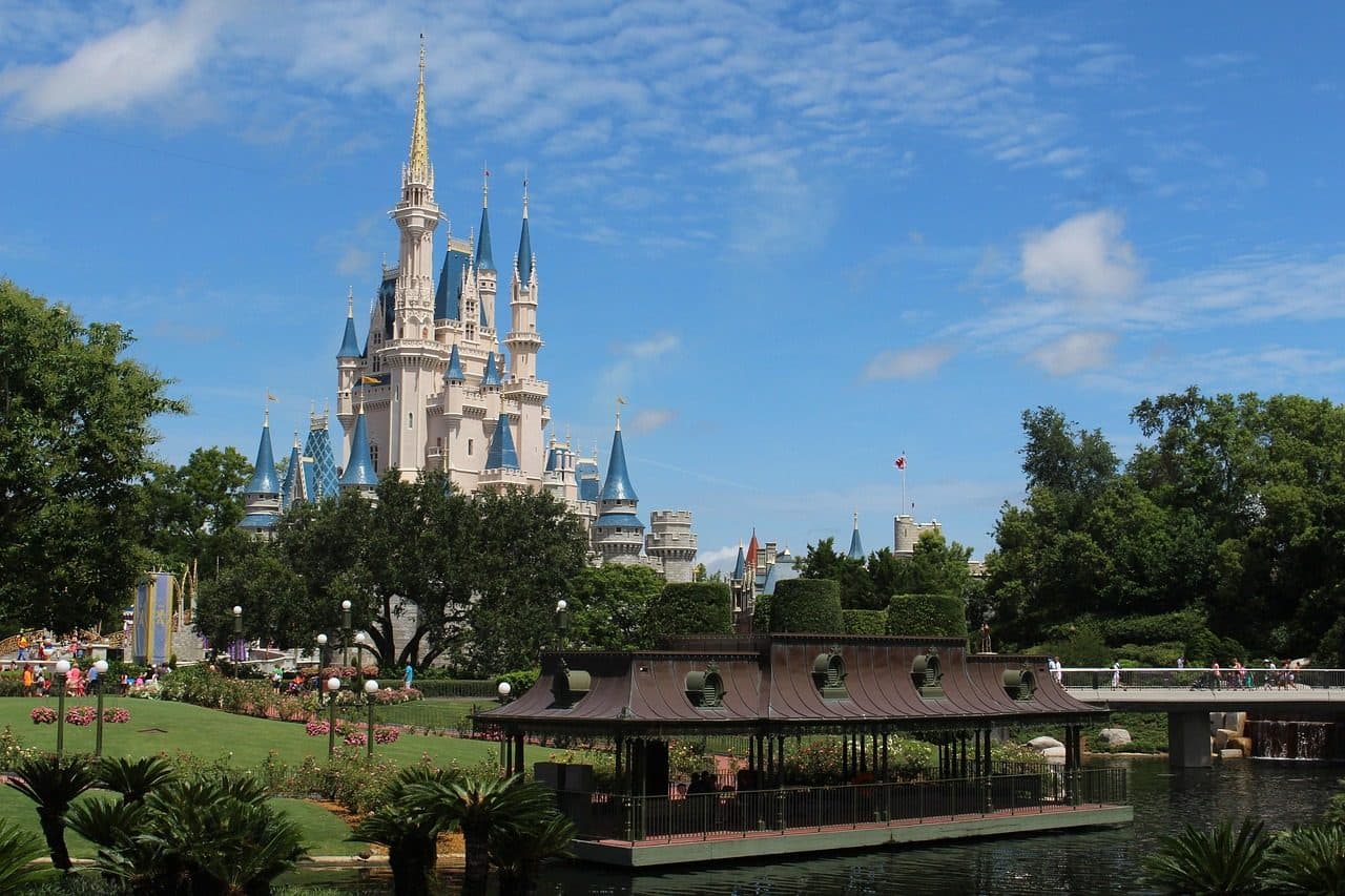 Castelo da Cinderela com torres azuis no Walt Disney World em Orlando