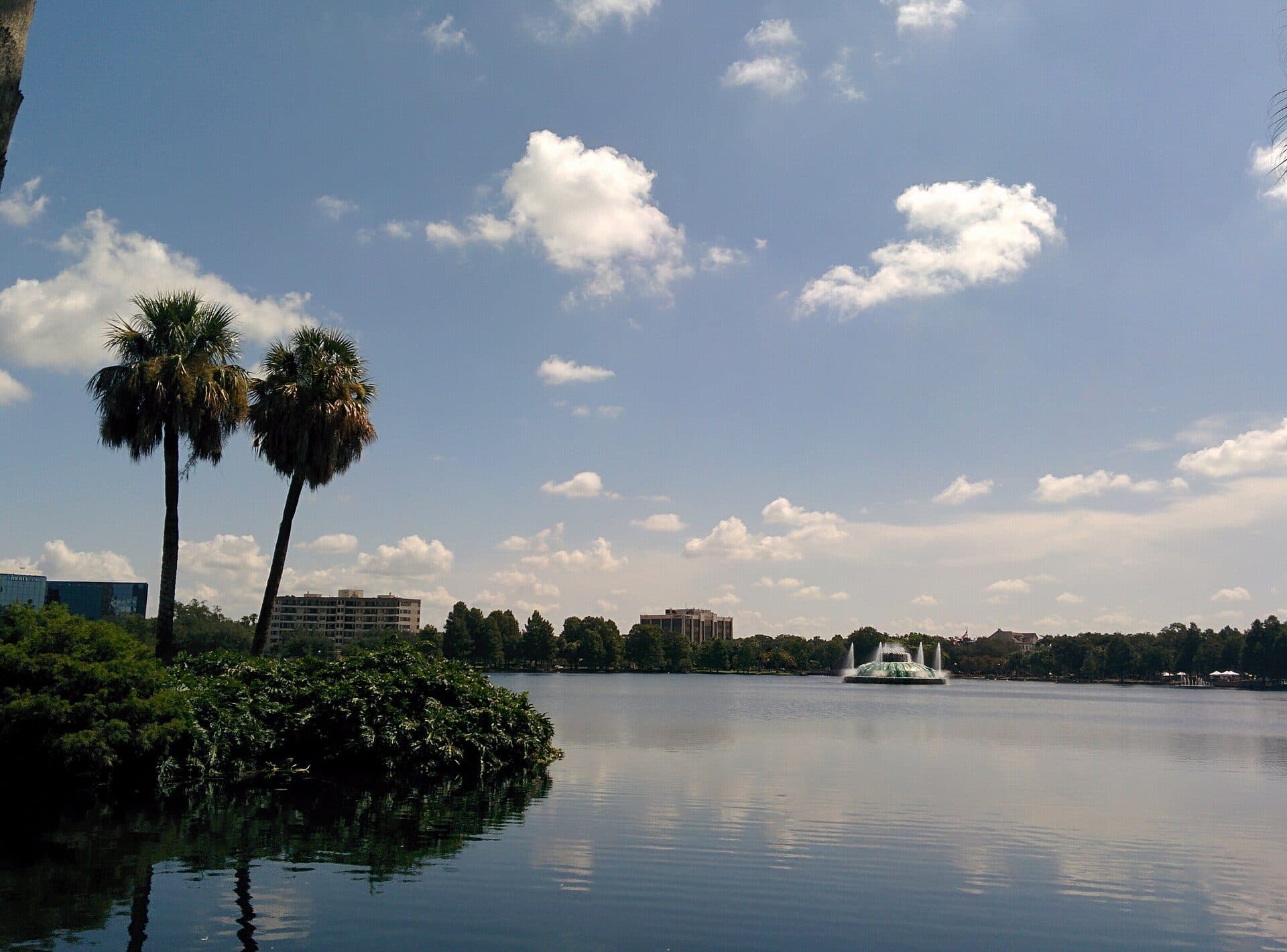 Vista do Lake Eola Park no centro de Orlando, na Flórida