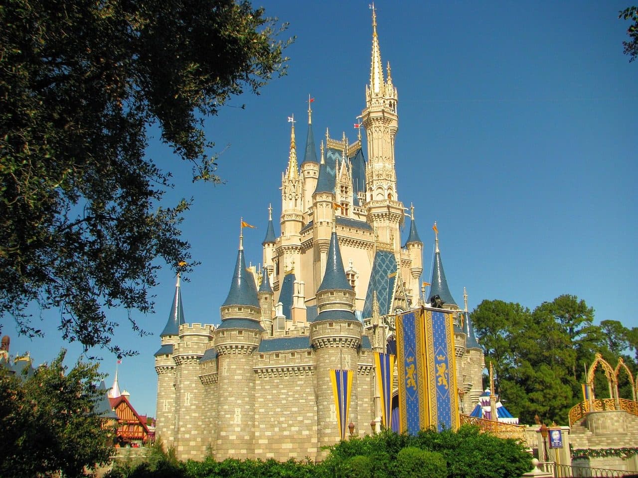 Vista do castelo no parque Disney World em Orlando