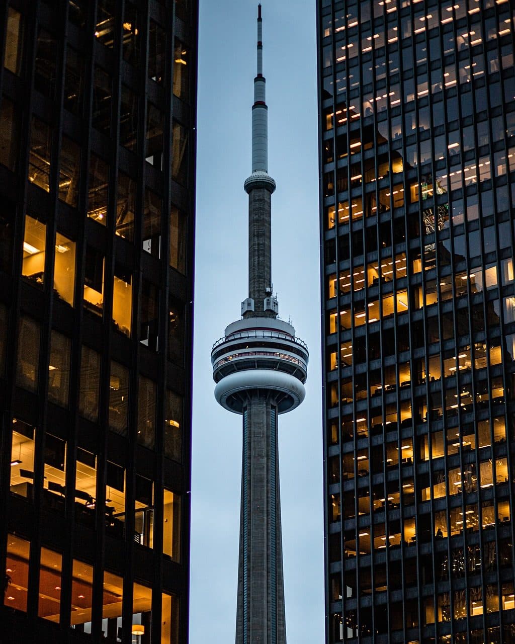 Skyline de Toronto no Canadá com edifícios iluminados e a CN Tower em destaque